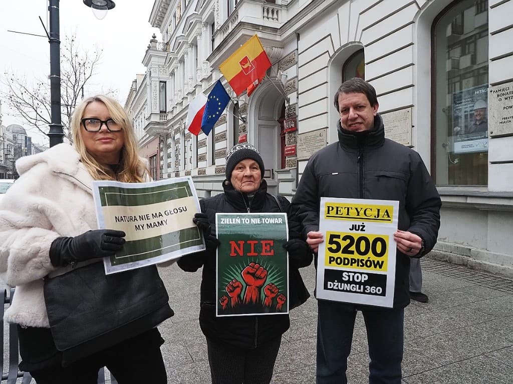 Protest: transparenty m.in. „Natura nie ma głosu - my mamy”, „Zieleń to nie towar” i o petycji przeciwko Dżungli 360