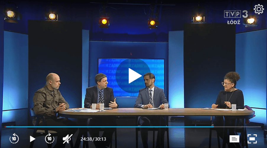 Program TVP3 Łódź (Samorząd): debata przy stole w studiu telewizyjnym